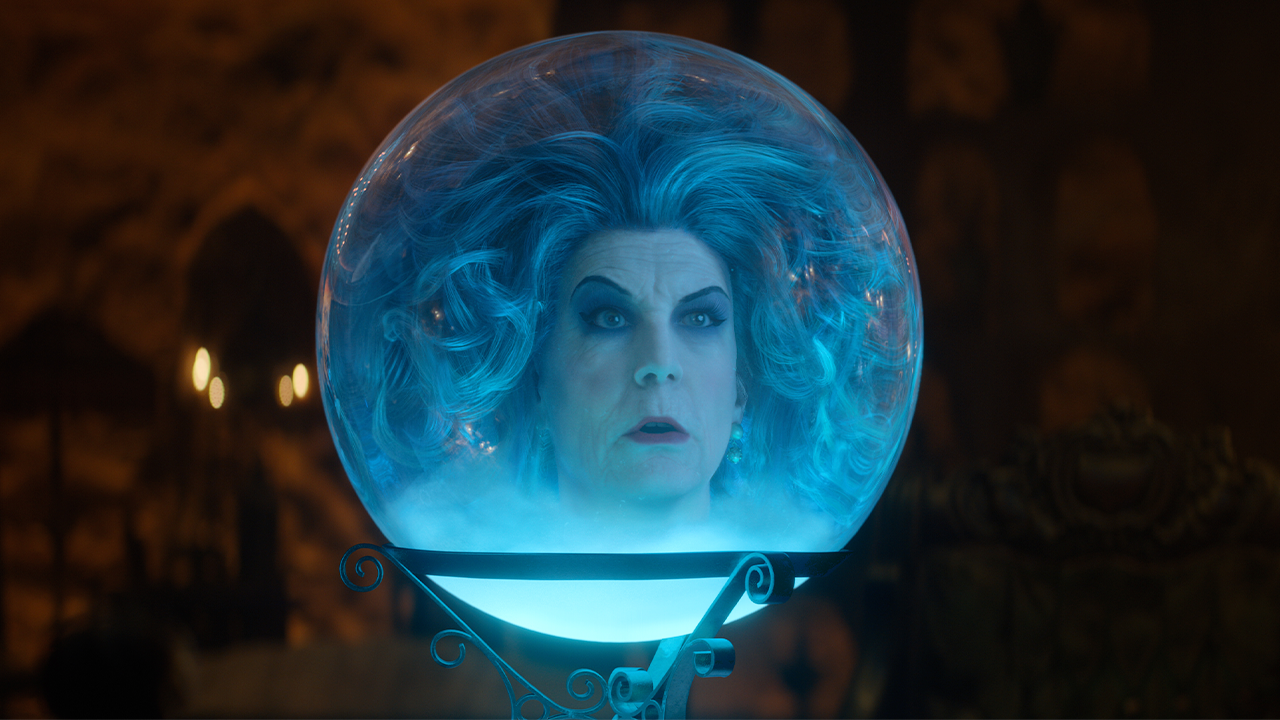 Haunted Mansion Director on Bringing Jaime Lee Curtis’ Madame Leota From the Parks to the Big Screen